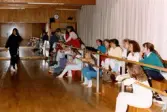 Högstadieelever övar dans inför uppsättningen av musikalen West Side Story. Stora salen i Aktiviteten/Idrottshuset i Mölndal, år 1986.