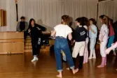 Högstadieelever övar dans inför uppsättningen av musikalen West Side Story. Stora salen i Aktiviteten/Idrottshuset i Mölndal, år 1986.