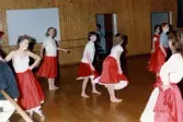 Högstadieelever övar dans inför uppsättningen av musikalen West Side Story. Stora salen i Aktiviteten/Idrottshuset i Mölndal, år 1986.