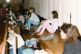 Högstadieelever övar dans inför uppsättningen av musikalen West Side Story. Stora salen i Aktiviteten/Idrottshuset i Mölndal, år 1986.