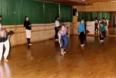 Högstadieelever övar dans inför uppsättningen av musikalen West Side Story. Stora salen i Aktiviteten/Idrottshuset i Mölndal, år 1986.