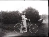 Nårunga. Betty Benjaminsson med cykel.