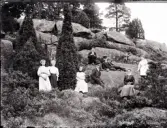 Nårunga. Rikard Benjaminsson längst upp. Betty Benjaminsson tredje från vänster. Lotten Benjaminsson längst ut till höger