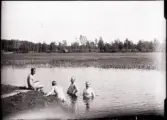 Badbild från Hölja. Oskar Benjaminsson, okänd, Axel och Fridolf Benjaminsson.