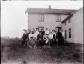 Ljurhalla. Ljurskabons baksida. Hanna Benjaminsson näst längst till höger. Hon var uppväxt i huset, fadern var handelsman.