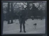 Sven Morthensen (senare Otterbeck)  och en hund ute på familjens tomt. Villa Solveden, Djursholm.