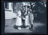 Barnen Elsa, Gudrun, Sven och Birger med en hundvalp. Utanför familjen Morthensens villa Solveden, Djursholm.