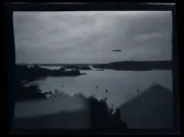Zeppelinare flyger över vattnet i Djursholm.