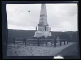Karolinermonumentet från 1892, cirka 2 kilometer väster om Duved.