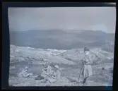 Gudrun, Sven, Elsa och pappa Leonarth Morthensen på fjället. Barnen sitter och äter hjortron de plockat.