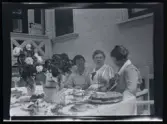 Kafferep. Några kvinnor sitter och fikar utanför familjen Morthensens villa Solveden, Djursholm.