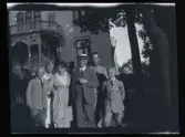 Familjen Morthensen porträtterad utanför hemmet villa Solveden, Djursholm.