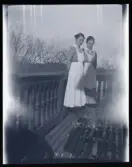 Två unga tjänstekvinnor porträtterade på balkongen till Villa Solveden, Djursholm.