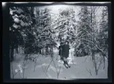 Gudrun och Elsa Morthensen på skidtur i skogen.