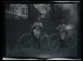 Elsa och Gudrun med sin cyklar framför familjen Morthensens villa Solveden, Djursholm.