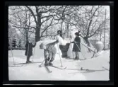 Barn på skidor på tomten till Villa Solveden, Djursholm.