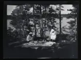 Picknick vid vattnet.