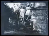 Elsa och Gudruns på en trappa till familjen Morthensens villa Solveden, Djursholm.