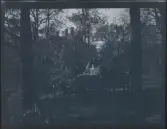 Kafferep. Ett sällskap sitter samlade i trädgårdsmöblerna vid villa Solveden, Djurholm.