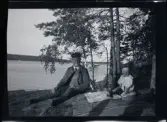 Leonarth Morthensen och en av döttrarna har picknick vid vattnet.