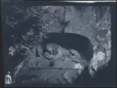 Lejonmonumentet, hugget ur berget av skulptören Bertel Thorvaldsen. Luzern, Schweiz.
Fotografier tagna under en resa Elin och Leonarth gör 1907 till Schweiz, med tåg via Danmark och Tyskland. Platser som besöks på resan är bl.a. Lauterbrunnen, Luzern och Bern.