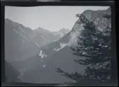 
Fotografier tagna under en resa Elin och Leonarth gör 1907 till Schweiz, med tåg via Danmark och Tyskland. Platser som besöks på resan är bl.a. Lauterbrunnen, Luzern och Bern.