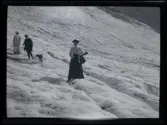 Elin poserar i snön under en vandring i alperna.
Fotografier tagna under en resa Elin och Leonarth gör 1907 till Schweiz, med tåg via Danmark och Tyskland. Platser som besöks på resan är bl.a. Lauterbrunnen, Luzern och Bern.