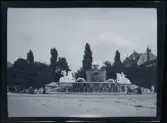 Fontän på ett torg.
Fotografier tagna under en resa Elin och Leonarth gör 1907 till Schweiz, med tåg via Danmark och Tyskland. Platser som besöks på resan är bl.a. Lauterbrunnen, Luzern och Bern.