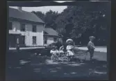 Fotografier tagna under familjen Morthensens vistelse vid Öijared säteri, Västergötland. 