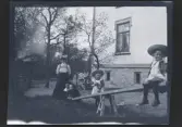 Barnen gungar gungbräda utanför familjen Morthensens villa Solveden, Djursholm.