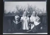 Fyra av barnen porträtterade på balkongen till  familjen Morthensens villa Solveden, Djursholm.