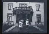 Syskonen Sven, Elsa och Gudrung på trappan till  familjen Morthensens villa Solveden, Djursholm.