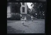 Syskonen Sven, Elsa och Gudrun leker framför familjen Morthensens villa Solveden, Djursholm.