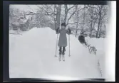 Flickorna Morthensen i snön, på skidor och med kälke.