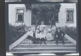 Barnen, mamma Elin Morthensen (född Anrep) och hennes föräldrar porträtterade på trappen till familjen Morthensens villa Solveden, Djursholm.