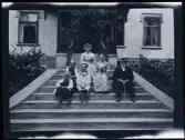 Elin Morthensen (född Anrep) med sina barn och föräldrar, porträtterade på trappen till  familjen Morthensens villa Solveden, Djursholm.