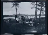 Picknick vid vattnet.