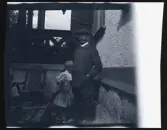 Leonarth Morthensen med en av döttrarna.