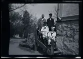 Leonarth Morthensen med de tre sönerna Sven, Birger och Gunnar. Porträtterade på trappan till hemmet villa Solveden, Djursholm.
