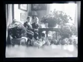 Elin (född Anrep) och Leonarth Morthensen sitter omgivna av uppvaktningsblommor. Troligen kring firandet av Elins 50-års dag.