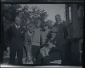 Grupporträtt av familjen Morthensen, utanför familjens villa Solveden, Djursholm.