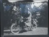 Sven Morthensen (senare Otterbeck) på motorcykel.