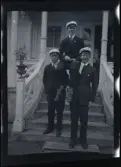 De tre bröderna Morthensen, Sven (mitten) Birger och Gunnar på trappen till familjens villa Solveden. Alla bär studentmössor.