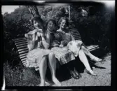 Elin Morthensen (född Anrep) sitter mellan två kvinor på en parkbänk.