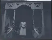 Elin Morthensen (född Anrep) står på den lövade farstukvisten till familjen Morthensens villa Solveden, Djursholm.