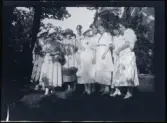 En grupp kvinnor porträtterade utanför familjen Morthensens villa Solveden, Djursholm.