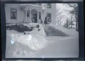 Utanför familjen Morthensens villa Solveden, Djursholm. Snö.