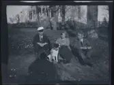 Tre av syskonen med en hund, utanför familjen Morthensens villa Solveden, Djursholm.