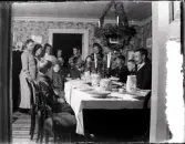 Nårunga. Charlottenberg innanför köket. Hanna Benjaminssons syster Hilda Nilsson längst till vänster, Lilly Benjaminsson, gift med Rickard,i rutigt i dörröppningen. Betty Benjaminsson tredje fr vä. Algot Leandersson tredje fr hö.