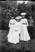 Nårunga. Lotten Fredriksson (Benjaminsson), Annie Ogden och Betty Benjaminsson